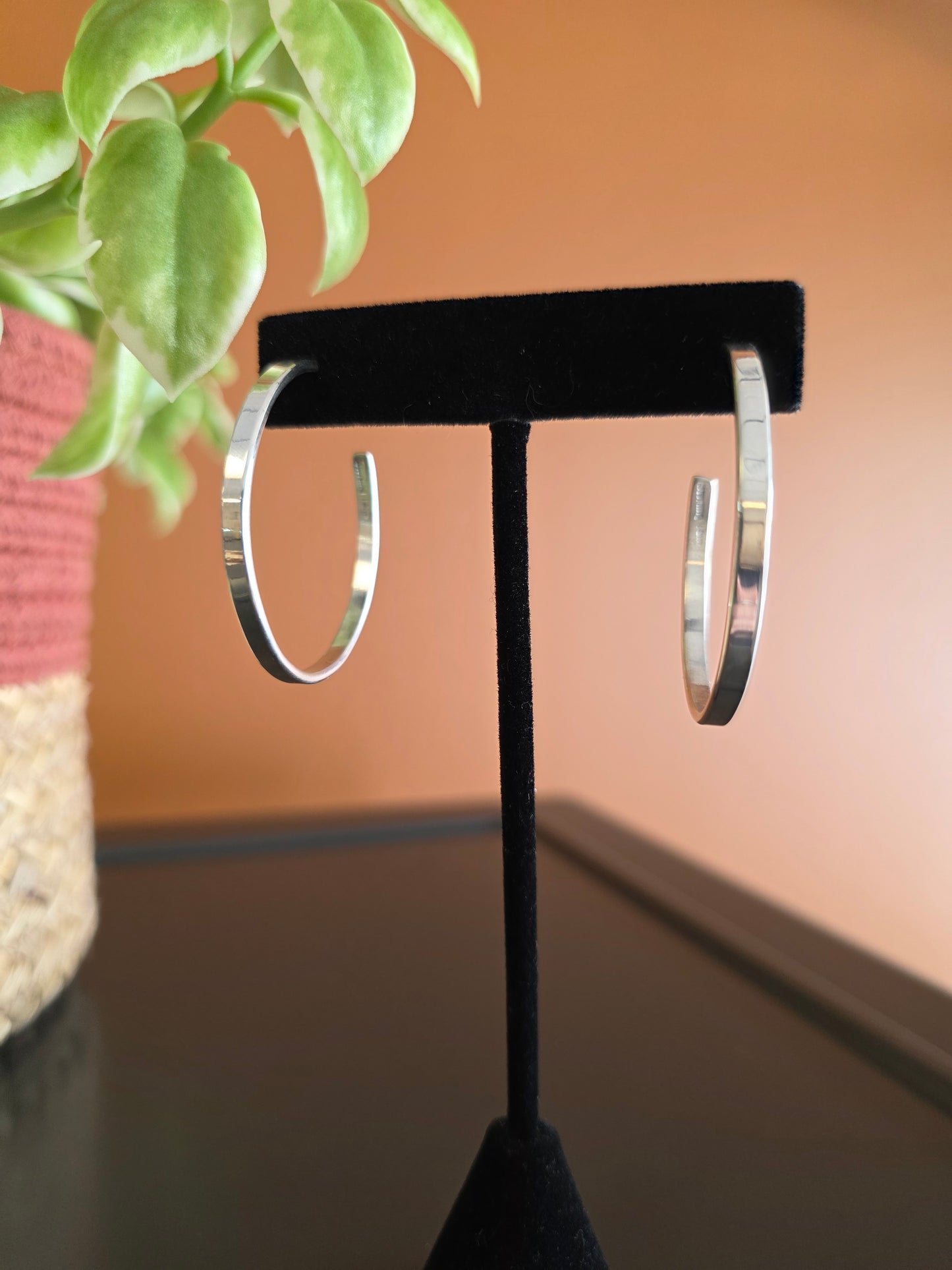 Tahe Sterling Silver Sleek Hoop Earrings
