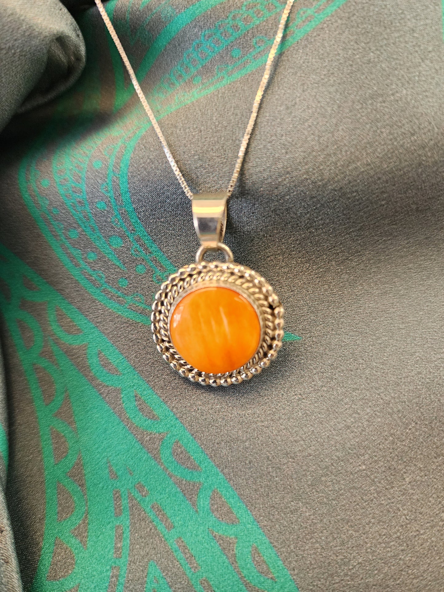 Round Spiny Oyster Pendant Necklace - 18"