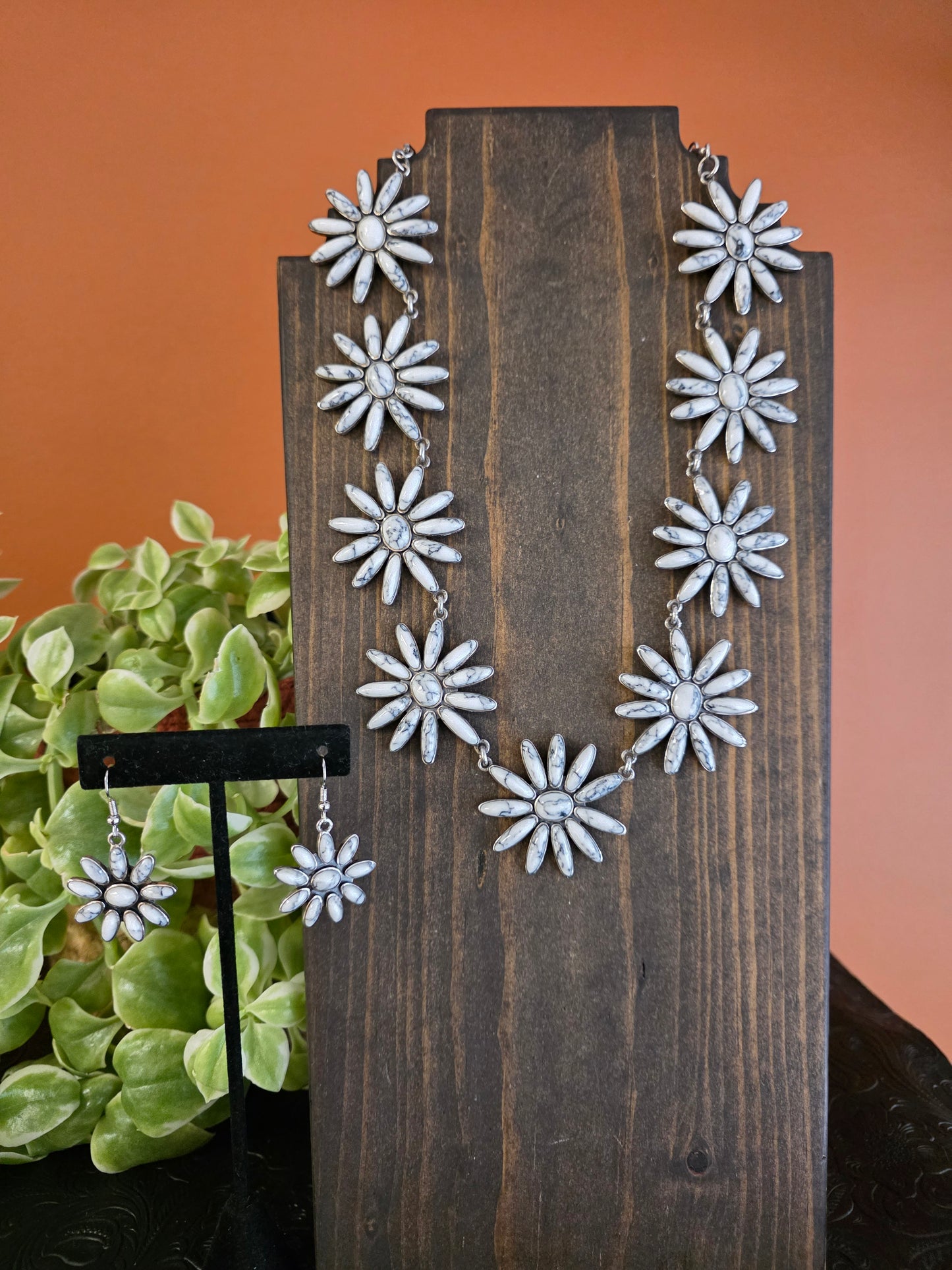 Howlite Daisy Cluster Necklace Set