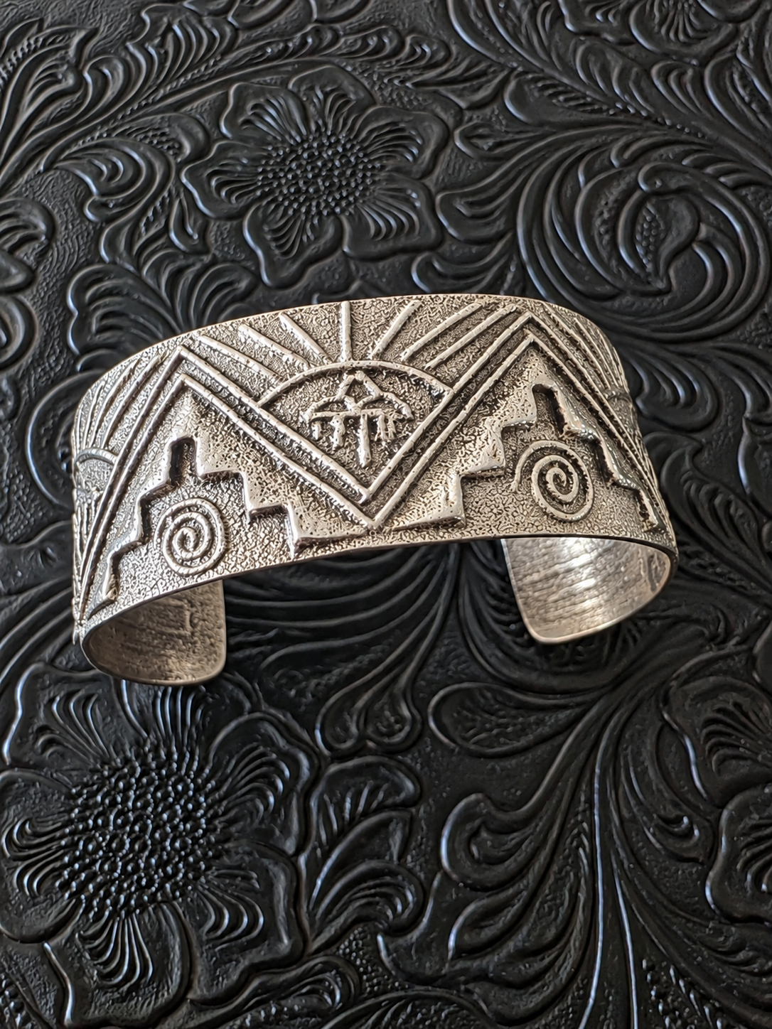 Santo Domingo Wide Sandcast Cuff